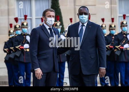 201112 -- PARIS, le 12 novembre 2020 -- le président français Emmanuel Macron L accueille le président sénégalais Macky Sall avant le troisième Forum de la paix de Paris à l'Elysée à Paris, France, le 12 novembre 2020. Photo de /Xinhua FRANCE-PARIS-TROISIÈME FORUM DE LA PAIX À PARIS AurelienxMorissard PUBLICATIONxNOTxINxCHN Banque D'Images