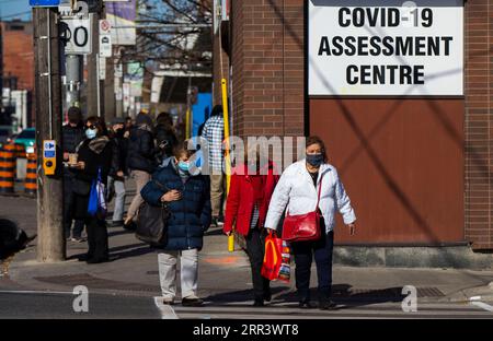 201112 -- TORONTO, le 12 novembre 2020 -- des personnes portant un masque facial passent devant un centre d'évaluation COVID-19 à Toronto, Canada, le 12 novembre 2020. Le nombre total de cas de COVID-19 au Canada a atteint 280 002 en date de jeudi midi, selon CTV. Photo de /Xinhua CANADA-TORONTO-COVID-19-CAS ZouxZheng PUBLICATIONxNOTxINxCHN Banque D'Images