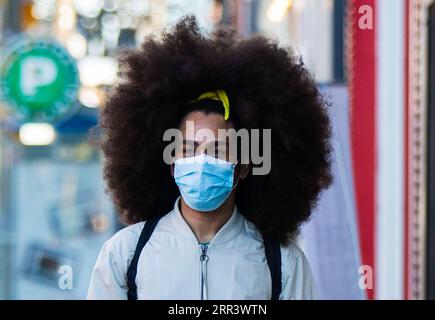 201112 -- TORONTO, le 12 novembre 2020 -- Un homme portant un masque facial est vu à Toronto, Canada, le 12 novembre 2020. Le nombre total de cas de COVID-19 au Canada a atteint 280 002 en date de jeudi midi, selon CTV. Photo de /Xinhua CANADA-TORONTO-COVID-19-CAS ZouxZheng PUBLICATIONxNOTxINxCHN Banque D'Images