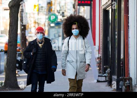 201112 -- TORONTO, le 12 novembre 2020 -- des personnes portant un masque facial marchent dans une rue de Toronto, Canada, le 12 novembre 2020. Le nombre total de cas de COVID-19 au Canada a atteint 280 002 en date de jeudi midi, selon CTV. Photo de /Xinhua CANADA-TORONTO-COVID-19-CAS ZouxZheng PUBLICATIONxNOTxINxCHN Banque D'Images