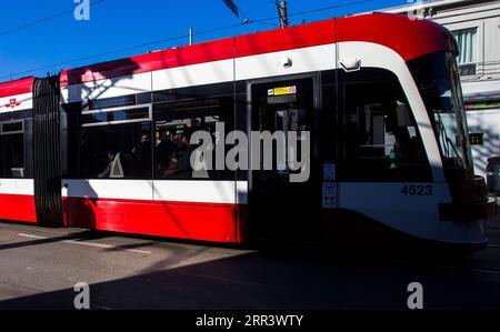 201112 -- TORONTO, le 12 novembre 2020 -- des personnes portant un masque facial montent dans un tramway à Toronto, Canada, le 12 novembre 2020. Le nombre total de cas de COVID-19 au Canada a atteint 280 002 en date de jeudi midi, selon CTV. Photo de /Xinhua CANADA-TORONTO-COVID-19-CAS ZouxZheng PUBLICATIONxNOTxINxCHN Banque D'Images