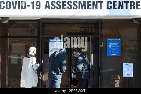 201112 -- TORONTO, le 12 novembre 2020 -- Un agent de sécurité portant un masque facial et un masque facial vérifie le rendez-vous d une personne à un centre d évaluation de la COVID-19 à Toronto, Canada, le 12 novembre 2020. Le nombre total de cas de COVID-19 au Canada a atteint 280 002 en date de jeudi midi, selon CTV. Photo de /Xinhua CANADA-TORONTO-COVID-19-CAS ZouxZheng PUBLICATIONxNOTxINxCHN Banque D'Images