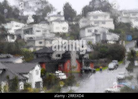 201113 -- AUCKLAND, le 13 novembre 2020 -- une photo prise à travers une fenêtre le 26 juin 2018 montre la vue de la rue sous la pluie d'Auckland, en Nouvelle-Zélande. Auckland, avec une population d'environ 1,5 millions d'habitants, est une ville métropolitaine de l'île du Nord de la Nouvelle-Zélande. CitySketchNEW ZEALAND-AUCKLAND GuoxLei PUBLICATIONxNOTxINxCHN Banque D'Images