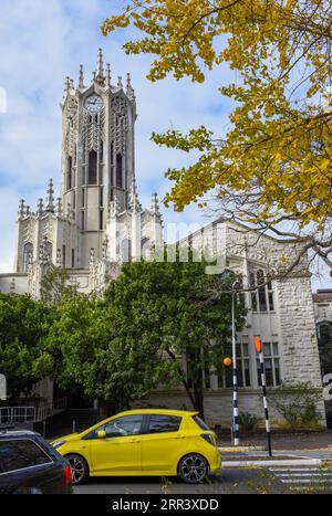 201113 -- AUCKLAND, le 13 novembre 2020 -- Une voiture passe devant la tour de l'horloge de l'Université d'Auckland à Auckland, Nouvelle-Zélande, le 23 juin 2018. Auckland, avec une population d'environ 1,5 millions d'habitants, est une ville métropolitaine de l'île du Nord de la Nouvelle-Zélande. CitySketchNEW ZEALAND-AUCKLAND GuoxLei PUBLICATIONxNOTxINxCHN Banque D'Images