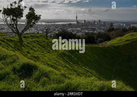 201113 -- AUCKLAND, le 13 novembre 2020 -- une photo prise le 17 juin 2018 montre le mont Eden, un cône volcanique à Auckland, en Nouvelle-Zélande. Auckland, avec une population d'environ 1,5 millions d'habitants, est une ville métropolitaine de l'île du Nord de la Nouvelle-Zélande. CitySketchNEW ZEALAND-AUCKLAND GuoxLei PUBLICATIONxNOTxINxCHN Banque D'Images