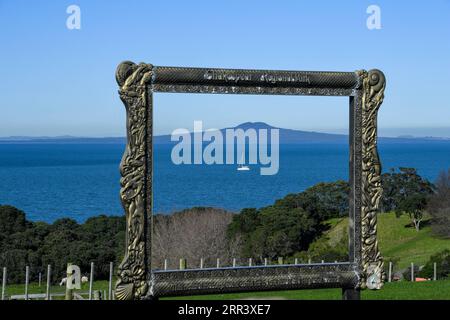 201113 -- AUCKLAND, 13 novembre 2020 -- une photo prise le 22 juin 2018 montre un voilier vu depuis la péninsule de Shakespeare dans la banlieue d'Auckland, en Nouvelle-Zélande. Auckland, avec une population d'environ 1,5 millions d'habitants, est une ville métropolitaine de l'île du Nord de la Nouvelle-Zélande. CitySketchNEW ZEALAND-AUCKLAND GuoxLei PUBLICATIONxNOTxINxCHN Banque D'Images