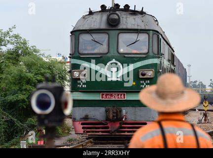 201113 -- XIAMEN, le 13 novembre 2020 -- Un train de marchandises Chine-Europe à destination de Hambourg en Allemagne part de la gare de Haicang à Xiamen, dans la province du Fujian du sud-est de la Chine, le 13 novembre 2020. Au cours des trois premiers trimestres de 2020, Haicang Station of China Railway Nanchang Group Co., Ltd. A vu un total de 204 trains de marchandises Chine-Europe, une augmentation de 160 perent par rapport à la même période en 2019. La valeur de la cargaison via les services ferroviaires a atteint environ 700 millions de dollars américains. TRAIN DE MARCHANDISES CHINE-FUJIAN-CHINE-EUROPE CN WEIXPEIQUAN PUBLICATIONXNOTXINXCHN Banque D'Images