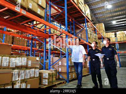 201113 -- XIAMEN, 13 novembre 2020 -- des membres du personnel vérifient la cargaison avant de la charger sur des trains de marchandises Chine-Europe dans un centre de distribution de cargaison dans le district de Haicang de Xiamen, dans la province du Fujian du sud-est de la Chine, le 13 novembre 2020. Au cours des trois premiers trimestres de 2020, Haicang Station of China Railway Nanchang Group Co., Ltd. A vu un total de 204 trains de marchandises Chine-Europe, une augmentation de 160 perent par rapport à la même période en 2019. La valeur de la cargaison via les services ferroviaires a atteint environ 700 millions de dollars américains. TRAIN DE MARCHANDISES CHINE-FUJIAN-CHINE-EUROPE CN WEIXPEIQUAN PUBLICATIONXNOTXINXCHN Banque D'Images