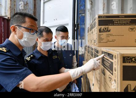 201113 -- XIAMEN, le 13 novembre 2020 -- des membres du personnel vérifient la cargaison à destination de Hambourg en Allemagne dans un centre de distribution de cargaison dans le district de Haicang de Xiamen, dans la province du Fujian du sud-est de la Chine, le 13 novembre 2020. Au cours des trois premiers trimestres de 2020, Haicang Station of China Railway Nanchang Group Co., Ltd. A vu un total de 204 trains de marchandises Chine-Europe, une augmentation de 160 perent par rapport à la même période en 2019. La valeur de la cargaison via les services ferroviaires a atteint environ 700 millions de dollars américains. TRAIN DE MARCHANDISES CHINE-FUJIAN-CHINE-EUROPE CN WEIXPEIQUAN PUBLICATIONXNOTXINXCHN Banque D'Images