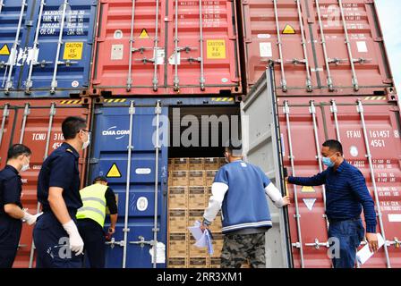 201113 -- XIAMEN, le 13 novembre 2020 -- des membres du personnel vérifient la cargaison à destination de Hambourg en Allemagne dans un centre de distribution de cargaison dans le district de Haicang de Xiamen, dans la province du Fujian du sud-est de la Chine, le 13 novembre 2020. Au cours des trois premiers trimestres de 2020, Haicang Station of China Railway Nanchang Group Co., Ltd. A vu un total de 204 trains de marchandises Chine-Europe, une augmentation de 160 perent par rapport à la même période en 2019. La valeur de la cargaison via les services ferroviaires a atteint environ 700 millions de dollars américains. TRAIN DE MARCHANDISES CHINE-FUJIAN-CHINE-EUROPE CN WEIXPEIQUAN PUBLICATIONXNOTXINXCHN Banque D'Images