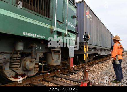 201113 -- XIAMEN, le 13 novembre 2020 -- Un train de marchandises Chine-Europe à destination de Hambourg en Allemagne part de la gare de Haicang à Xiamen, dans la province du Fujian du sud-est de la Chine, le 13 novembre 2020. Au cours des trois premiers trimestres de 2020, Haicang Station of China Railway Nanchang Group Co., Ltd. A vu un total de 204 trains de marchandises Chine-Europe, une augmentation de 160 perent par rapport à la même période en 2019. La valeur de la cargaison via les services ferroviaires a atteint environ 700 millions de dollars américains. TRAIN DE MARCHANDISES CHINE-FUJIAN-CHINE-EUROPE CN WEIXPEIQUAN PUBLICATIONXNOTXINXCHN Banque D'Images