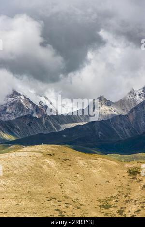 Nuages sombres montagnes de l'Himalaya et route de Korala frontière entre le Tibet Chine et le Haut Mustang, Népal Banque D'Images