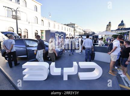 (230906) -- MUNICH, 6 septembre 2023 (Xinhua) -- des visiteurs visitent le stand du constructeur automobile chinois BYD lors du salon international de l'automobile 2023, officiellement connu sous le nom d'IAA MOBILITY 2023, à Munich, Allemagne, le 5 septembre 2023. L'IAA MOBILITY 2023, l'un des plus grands salons professionnels de la mobilité au monde, a ouvert mardi dans la ville de Munich, dans le sud de l'Allemagne. Lors de l'événement de six jours, quelque 70 entreprises chinoises, le deuxième plus grand nombre après les participants allemands. Sous la devise Experience Connected Mobility de l'IAA de cette année, les constructeurs automobiles chinois déploient davantage de possibilités et de choix pour les partenaires locaux et les clients Banque D'Images