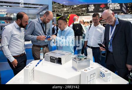 (230906) -- MUNICH, 6 septembre 2023 (Xinhua) -- les gens visitent le stand du fabricant chinois de batteries Contemporary Amperex Technology Co., Ltd (CATL) lors du salon international de l'automobile 2023, officiellement connu sous le nom de IAA MOBILITY 2023, à Munich, Allemagne, le 5 septembre 2023. L'IAA MOBILITY 2023, l'un des plus grands salons professionnels de la mobilité au monde, a ouvert mardi dans la ville de Munich, dans le sud de l'Allemagne. Lors de l'événement de six jours, quelque 70 entreprises chinoises, le deuxième plus grand nombre après les participants allemands. Sous la devise Experience Connected Mobility de l'IAA de cette année, les constructeurs automobiles chinois roulent o Banque D'Images