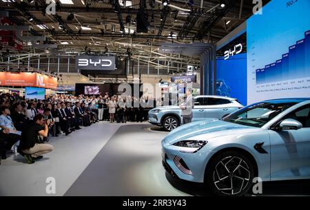 (230906) -- MUNICH, 6 septembre 2023 (Xinhua) -- cette photo montre une cérémonie de lancement du constructeur automobile chinois BYD lors de l'avant-première médiatique du salon international de l'automobile 2023, officiellement connu sous le nom d'IAA MOBILITY 2023, à Munich, Allemagne, le 4 septembre 2023. L'IAA MOBILITY 2023, l'un des plus grands salons professionnels de la mobilité au monde, a ouvert mardi dans la ville de Munich, dans le sud de l'Allemagne. Lors de l'événement de six jours, quelque 70 entreprises chinoises, le deuxième plus grand nombre après les participants allemands. Sous la devise Experience Connected Mobility de l'IAA de cette année, les constructeurs automobiles chinois déploient plus de chances et c Banque D'Images