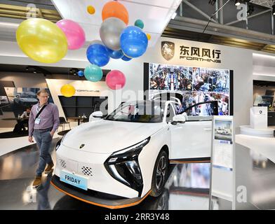 (230906) -- MUNICH, 6 septembre 2023 (Xinhua) -- Un homme visite le stand du constructeur automobile chinois Forthing lors du salon international de l'automobile 2023, officiellement connu sous le nom d'IAA MOBILITY 2023, à Munich, Allemagne, le 6 septembre 2023. L'IAA MOBILITY 2023, l'un des plus grands salons professionnels de la mobilité au monde, a ouvert mardi dans la ville de Munich, dans le sud de l'Allemagne. Lors de l'événement de six jours, quelque 70 entreprises chinoises, le deuxième plus grand nombre après les participants allemands. Sous la devise Experience Connected Mobility de l'IAA de cette année, les constructeurs automobiles chinois déploient plus de chances et de choix pour les partenaires locaux et c Banque D'Images