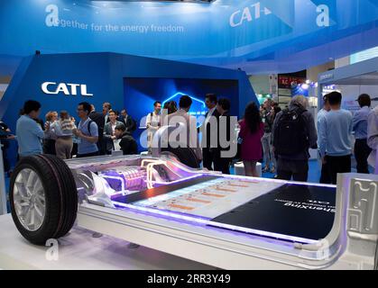 (230906) -- MUNICH, 6 septembre 2023 (Xinhua) -- cette photo montre une exposition de la batterie de chargement Superfast Shenxing exposée sur le stand du fabricant chinois de batteries Contemporary Amperex Technology Co., Ltd (CATL) lors du salon international de l'automobile 2023, officiellement connu sous le nom de IAA MOBILITY 2023, à Munich, Allemagne, le 5 septembre 2023. L'IAA MOBILITY 2023, l'un des plus grands salons professionnels de la mobilité au monde, a ouvert mardi dans la ville de Munich, dans le sud de l'Allemagne. Lors de l'événement de six jours, quelque 70 entreprises chinoises, le deuxième plus grand nombre après les participants allemands. Sous la devise expérience Banque D'Images