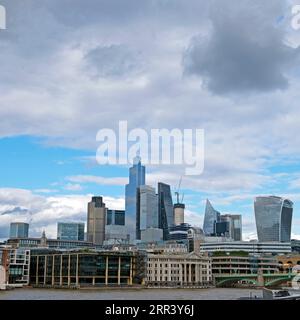 Ville de Londres gratte-ciel paysage urbain vue du quartier financier avec nuage sombre en août 2023 Londres Angleterre Royaume-Uni KATHY DEWITT Banque D'Images