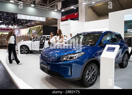 (230906) -- MUNICH, 6 septembre 2023 (Xinhua) -- cette photo montre le stand du constructeur automobile chinois SERES lors de l'avant-première médiatique du salon international de l'automobile 2023, officiellement connu sous le nom d'IAA MOBILITY 2023, à Munich, Allemagne, le 4 septembre 2023. L'IAA MOBILITY 2023, l'un des plus grands salons professionnels de la mobilité au monde, a ouvert mardi dans la ville de Munich, dans le sud de l'Allemagne. Lors de l'événement de six jours, quelque 70 entreprises chinoises, le deuxième plus grand nombre après les participants allemands. Sous la devise Experience Connected Mobility de l'IAA de cette année, les constructeurs automobiles chinois déploient plus de chances et de choix fo Banque D'Images