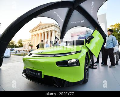 (230906) -- MUNICH, 6 septembre 2023 (Xinhua) -- des visiteurs visitent le stand du constructeur automobile chinois Xpeng lors du salon international de l'automobile 2023, officiellement connu sous le nom d'IAA MOBILITY 2023, à Munich, Allemagne, le 5 septembre 2023. L'IAA MOBILITY 2023, l'un des plus grands salons professionnels de la mobilité au monde, a ouvert mardi dans la ville de Munich, dans le sud de l'Allemagne. Lors de l'événement de six jours, quelque 70 entreprises chinoises, le deuxième plus grand nombre après les participants allemands. Sous la devise Experience Connected Mobility de l'IAA de cette année, les constructeurs automobiles chinois offrent plus de possibilités et de choix aux partenaires locaux et à la clientèle Banque D'Images