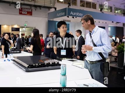 (230906) -- MUNICH, 6 septembre 2023 (Xinhua) -- Un homme visite le stand de la société chinoise EVE lors du salon international de l'automobile 2023, officiellement connu sous le nom d'IAA MOBILITY 2023, à Munich, Allemagne, le 5 septembre 2023. L'IAA MOBILITY 2023, l'un des plus grands salons professionnels de la mobilité au monde, a ouvert mardi dans la ville de Munich, dans le sud de l'Allemagne. Lors de l'événement de six jours, quelque 70 entreprises chinoises, le deuxième plus grand nombre après les participants allemands. Sous la devise Experience Connected Mobility de l'IAA de cette année, les constructeurs automobiles chinois déploient plus de chances et de choix pour les partenaires locaux et custome Banque D'Images