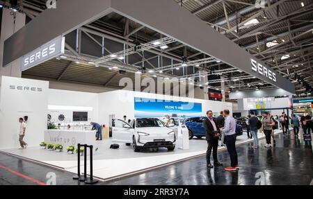 (230906) -- MUNICH, 6 septembre 2023 (Xinhua) -- cette photo montre le stand du constructeur automobile chinois SERES lors de l'avant-première médiatique du salon international de l'automobile 2023, officiellement connu sous le nom d'IAA MOBILITY 2023, à Munich, Allemagne, le 4 septembre 2023. L'IAA MOBILITY 2023, l'un des plus grands salons professionnels de la mobilité au monde, a ouvert mardi dans la ville de Munich, dans le sud de l'Allemagne. Lors de l'événement de six jours, quelque 70 entreprises chinoises, le deuxième plus grand nombre après les participants allemands. Sous la devise Experience Connected Mobility de l'IAA de cette année, les constructeurs automobiles chinois déploient plus de chances et de choix fo Banque D'Images