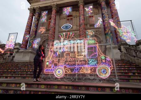 201114 -- BEIJING, 14 novembre 2020 -- l'artiste Chila Kumari Singh Burman pose pour une photo avec ses installations artistiques créées pour la Commission d'hiver annuelle de la Tate Britain à la Tate Britain à Londres, le 13 novembre 2020. Photo de /Xinhua XINHUA PHOTOS DU JOUR RayxTang PUBLICATIONxNOTxINxCHN Banque D'Images