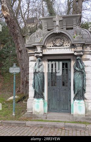 Chapelle avec deux caryatides en bronze, pleureuses voilées au cimetière du Père-Lachaise, Paris France Banque D'Images