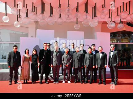 Venise, Italie. 6 septembre 2023. Les membres de l'équipe du film 'Xue Bao (léopard des neiges)' posent sur le tapis rouge pour la première du film lors du 80e Festival International du film de Venise à Venise, Italie, le 6 septembre 2023. Crédit : Jin Mamengni/Xinhua/Alamy Live News Banque D'Images