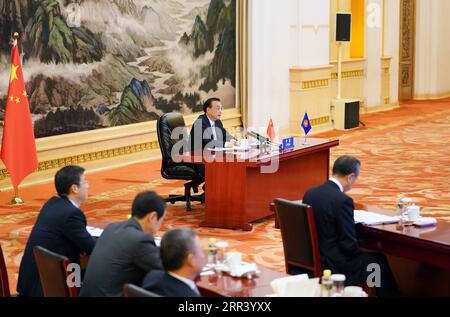 201114 -- BEIJING, le 14 novembre 2020 -- le premier ministre chinois Li Keqiang assiste au 15e Sommet de l'Asie de l'est par liaison vidéo au Grand Hall du peuple à Beijing, capitale de la Chine, le 14 novembre 2020. CHINA-BEIJING-LI KEQIANG-15E SOMMET ASIE DE L'EST CN ZHANGXLING PUBLICATIONXNOTXINXCHN Banque D'Images