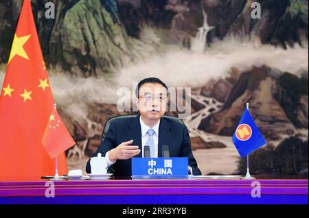 201114 -- BEIJING, le 14 novembre 2020 -- le premier ministre chinois Li Keqiang assiste au 15e Sommet de l'Asie de l'est par liaison vidéo au Grand Hall du peuple à Beijing, capitale de la Chine, le 14 novembre 2020. CHINA-BEIJING-LI KEQIANG-15E SOMMET ASIE DE L'EST CN ZHANGXLING PUBLICATIONXNOTXINXCHN Banque D'Images