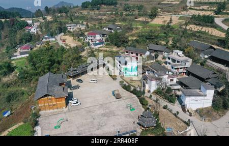 201115 -- YUPING, 15 novembre 2020 -- une photo aérienne prise le 14 novembre 2020 montre une vue du village de Tiejiaxi dans le comté autonome de Yuping Dong, dans le sud-ouest de la province du Guizhou. Le village de Tiejiaxi était l'un des 14 villages en proie à la pauvreté dans le comté. Depuis 2014, le gouvernement local a fait de grands efforts pour aider les villageois à se débarrasser de la pauvreté. D ' une part, le gouvernement local a amélioré la structure interne et a essayé d ' amener les villageois à s ' engager dans l ' industrie éco-agricole, et d ' autre part, il a apporté son soutien à des ateliers locaux de lutte contre la pauvreté afin d ' améliorer les possibilités d ' emploi pour lo Banque D'Images