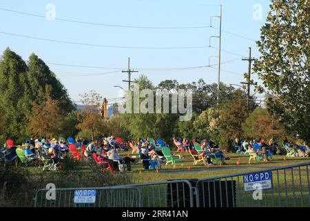 201116 -- LA NOUVELLE-ORLÉANS, le 16 novembre 2020 -- les gens regardent un film en plein air pendant le 31e Festival du film de la Nouvelle-Orléans, Louisiane, États-Unis, le 15 novembre 2020. Le festival du film se déroule du 6 au 22 novembre à la Nouvelle-Orléans. Les gens peuvent profiter des films à travers son cinéma virtuel et sa programmation de cinéma en plein air. Photo de /Xinhua U.S.-LOUISIANA-NEW ORLEANS-FILM FESTIVAL LanxWei PUBLICATIONxNOTxINxCHN Banque D'Images