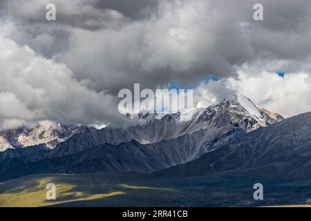 Nuages sombres montagnes de l'Himalaya et route de Korala frontière entre le Tibet Chine et le Haut Mustang, Népal Banque D'Images