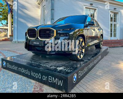 Jurmala, Lettonie - 2 septembre 2023 : la nouvelle BMW XM est exposée dans la rue près de la salle de concert Dzintari. Inscription sur le piédestal en letton Banque D'Images