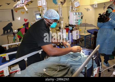 201118 -- KAMPALA, le 18 novembre 2020 -- consultant en anesthésiologie John Mark Mayanja Kasumba L vérifie l'un des jumeaux après l'opération à l'hôpital national de référence Mulago à Kampala, Ouganda, le 17 novembre 2020. Des spécialistes ougandais ont séparé des jumeaux conjoints lors d une opération de 20 heures à l hôpital national de référence Mulago, dans la capitale Kampala. Photo de /Xinhua OUGANDA-KAMPALA-CHIRURGIE DE SÉPARATION DES JUMEAUX HajarahxNalwadda PUBLICATIONxNOTxINxCHN Banque D'Images