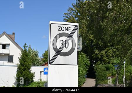 Panneaux de signalisation indiquant la fin de la zone à vitesse réduite de 30 km et la fin du quartier résidentiel. Banque D'Images