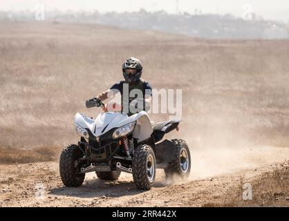 28 octobre 2020, San Diego, CA, États-Unis : le secrétaire à la sécurité intérieure Chad Wolf fait une visite du mur frontalier par le poste de patrouille frontalière Brown Field à bord d'un VTT escorté par des agents de patrouille frontalière le 28 octobre 2020 près de San Diego, Californie. Image de crédit : /Planet Pix via ZUMA Wire Secrétaire à la sécurité intérieure par intérim des États-Unis Chad Wolf TaraxA.xMolle/DHS PUBLICATIONxNOTxINxCHN Chad.Wolf 20201028 025.jpg Banque D'Images