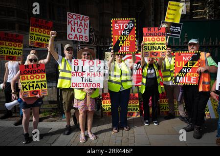 Paris, France. 06 septembre 2023. Les manifestants brandissent des pancartes contre l'expansion de l'ULEZ pendant la manifestation. Des centaines de manifestants se sont rassemblés devant le Parlement devant le Premier ministre pour assister aux questions du Premier ministre (PMQ). La zone à ultra-faibles émissions a été introduite pour lutter contre la pollution atmosphérique ; cependant, beaucoup considèrent le système comme une autre taxe sur les pauvres en raison de véhicules plus anciens qui ne sont pas conformes. Crédit : SOPA Images Limited/Alamy Live News Banque D'Images