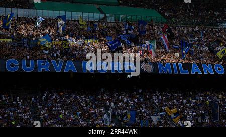 Les fans du FC Internazionale montrent leur match de football avant la Serie A entre le FC Internazionale et ACF Fiorentina. Banque D'Images