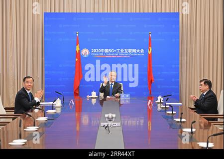 201120 -- PÉKIN, le 20 novembre 2020 -- le vice-premier ministre chinois Liu He, également membre du bureau politique du comité central du PCC du Parti communiste chinois, prononce une allocution lors de la cérémonie d'ouverture de la conférence sur l'Internet industriel chinois 5G par liaison vidéo, le 20 novembre 2020. Le président chinois Xi Jinping, également secrétaire général du comité central du PCC et président de la commission militaire centrale, a envoyé une lettre de félicitations à la conférence Internet industrielle 5G chinoise qui s est ouverte vendredi à Wuhan, dans la province du Hubei du centre de la Chine. Liu He a lu la lettre de Xi lors de la cérémonie d'ouverture par liaison vidéo. Banque D'Images