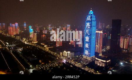 201120 -- WUHAN, le 20 novembre 2020 -- Un bâtiment s'allume en bleu à l'occasion de la Journée mondiale de l'enfance à Wuhan, dans la province du Hubei, au centre de la Chine, le 20 novembre 2020. Les bâtiments et monuments emblématiques de certaines villes chinoises sont devenus bleus vendredi pour célébrer la Journée mondiale de l enfance. La Journée mondiale de l enfance est célébrée le 20 novembre de chaque année pour promouvoir la solidarité internationale, la sensibilisation des enfants du monde entier et l amélioration du bien-être des enfants. CHINE-MONDE ENFANTS S JOUR-REPÈRES-ÉCLAIRAGE BLEU CN XIONGXQI PUBLICATIONXNOTXINXCHN Banque D'Images