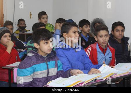 201120 -- HASAKAH, le 20 novembre 2020 -- des enfants sont vus dans une salle de classe de la province de Hasakah, dans le nord-est de la Syrie, le 19 novembre 2020. POUR ALLER AVEC la caractéristique : les enfants syriens poursuivent des études malgré danger Str/Xinhua SYRIA-HASAKAH-SCHOOL-CHILDREN Stringer PUBLICATIONxNOTxINxCHN Banque D'Images