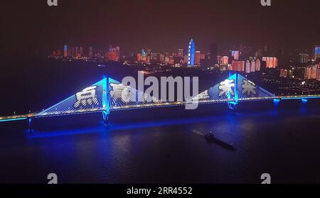 201120 -- WUHAN, le 20 novembre 2020 -- Un spectacle de lumière bleue est organisé à l'occasion de la Journée mondiale de l'enfance à Wuhan, dans la province du Hubei, au centre de la Chine, le 20 novembre 2020. Les bâtiments et monuments emblématiques de certaines villes chinoises sont devenus bleus vendredi pour célébrer la Journée mondiale de l enfance. La Journée mondiale de l enfance est célébrée le 20 novembre de chaque année pour promouvoir la solidarité internationale, la sensibilisation des enfants du monde entier et l amélioration du bien-être des enfants. CHINE-MONDE ENFANTS S JOUR-REPÈRES-ÉCLAIRAGE BLEU CN CHENGXMIN PUBLICATIONXNOTXINXCHN Banque D'Images