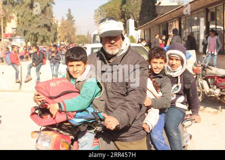 201120 -- HASAKAH, le 20 novembre 2020 -- des enfants prennent une moto sur le chemin de l'école dans la province de Hasakah, dans le nord-est de la Syrie, le 19 novembre 2020. POUR ALLER AVEC la caractéristique : les enfants syriens poursuivent des études malgré danger Str/Xinhua SYRIA-HASAKAH-SCHOOL-CHILDREN Stringer PUBLICATIONxNOTxINxCHN Banque D'Images