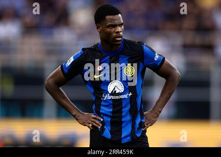 Denzel Dumfries du FC Internazionale regarde pendant le match de football Serie A entre le FC Internazionale et ACF Fiorentina. Banque D'Images