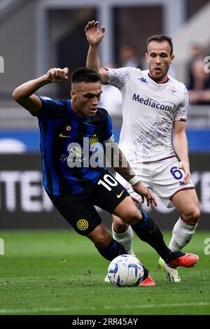 Lautaro Martinez du FC Internazionale est en compétition pour le ballon avec Arthur de ACF Fiorentina lors du match de Serie A entre le FC Internazionale et ACF Fiorentina. Banque D'Images