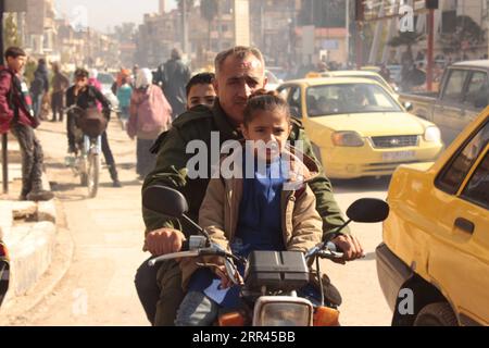 201120 -- HASAKAH, le 20 novembre 2020 -- des enfants prennent une moto sur le chemin de l'école dans la province de Hasakah, dans le nord-est de la Syrie, le 19 novembre 2020. POUR ALLER AVEC la caractéristique : les enfants syriens poursuivent des études malgré danger Str/Xinhua SYRIA-HASAKAH-SCHOOL-CHILDREN Stringer PUBLICATIONxNOTxINxCHN Banque D'Images