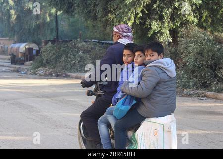 201120 -- HASAKAH, le 20 novembre 2020 -- des enfants prennent une moto sur le chemin de l'école dans la province de Hasakah, dans le nord-est de la Syrie, le 19 novembre 2020. POUR ALLER AVEC la caractéristique : les enfants syriens poursuivent des études malgré danger Str/Xinhua SYRIA-HASAKAH-SCHOOL-CHILDREN Stringer PUBLICATIONxNOTxINxCHN Banque D'Images