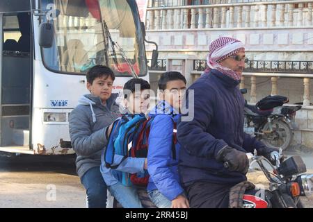 201120 -- HASAKAH, le 20 novembre 2020 -- des enfants prennent une moto sur le chemin de l'école dans la province de Hasakah, dans le nord-est de la Syrie, le 19 novembre 2020. POUR ALLER AVEC la caractéristique : les enfants syriens poursuivent des études malgré danger Str/Xinhua SYRIA-HASAKAH-SCHOOL-CHILDREN Stringer PUBLICATIONxNOTxINxCHN Banque D'Images